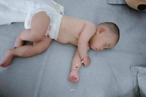 乳山四个月宝宝不爱笑 乳山四个月宝宝不爱笑